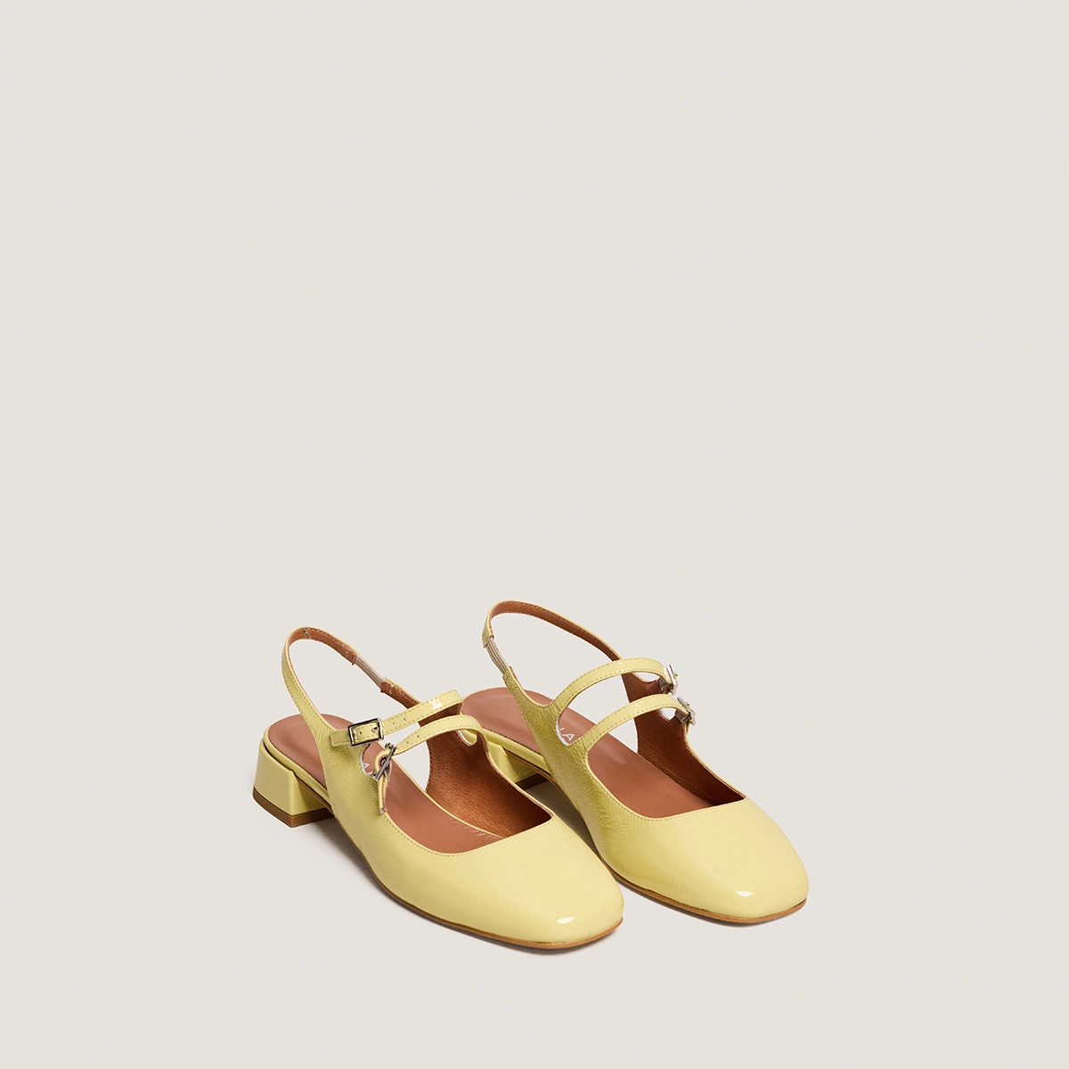 Round-toe Mary Janes in pale yellow pleated patent leather | DOBLE