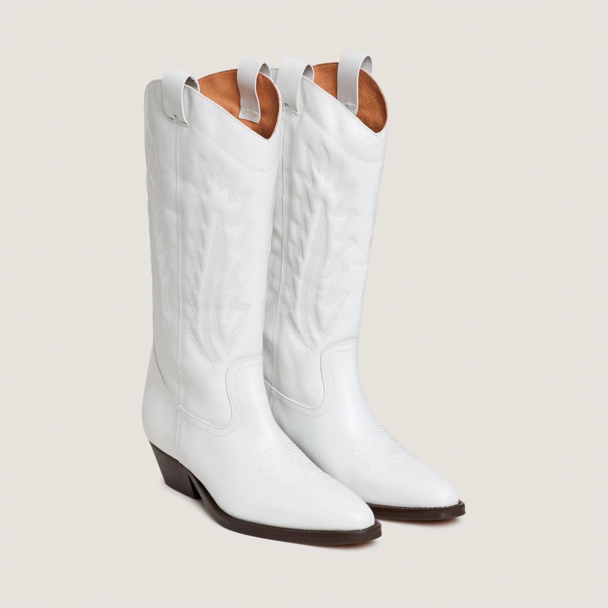 Pointed-toe boots with visible stitching in white aged leather | DELEA
