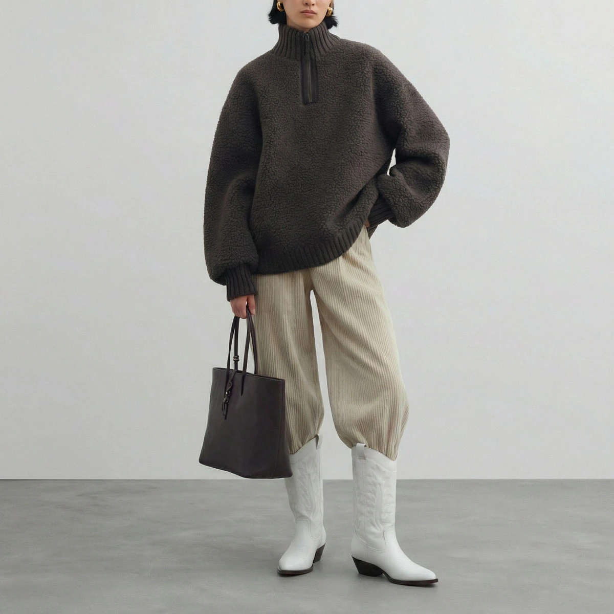 Pointed-toe boots with visible stitching in white aged leather | DELEA