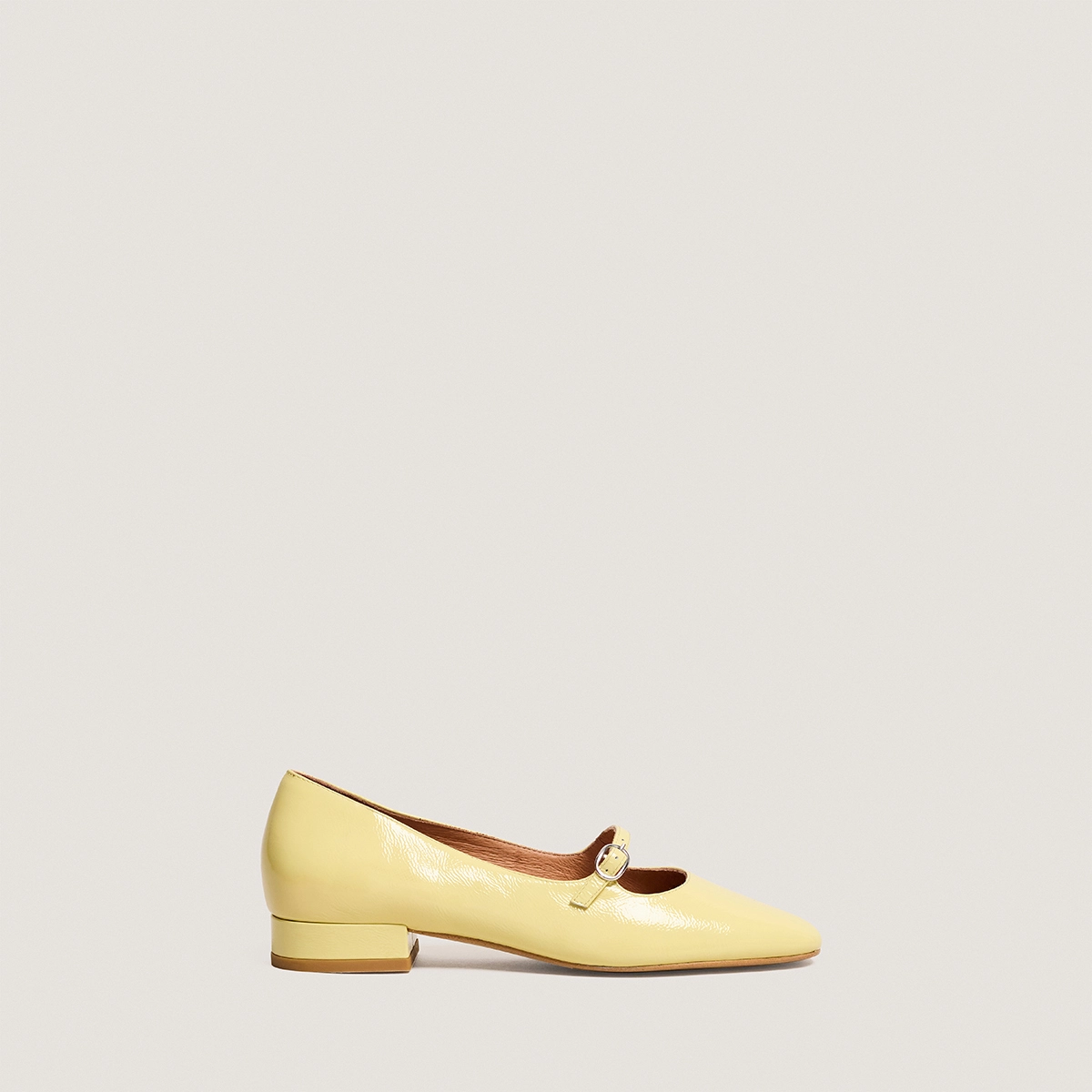 Square-toed ballet flats in pale yellow pleated patent leather | DIV