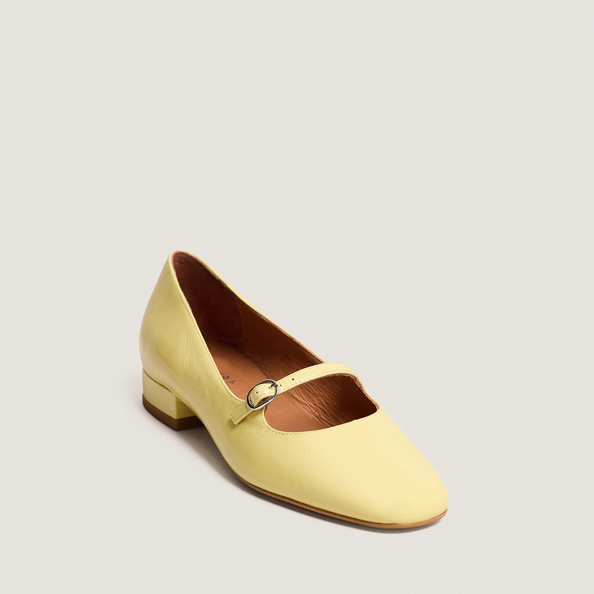Square-toed ballet flats in pale yellow pleated patent leather | DIV