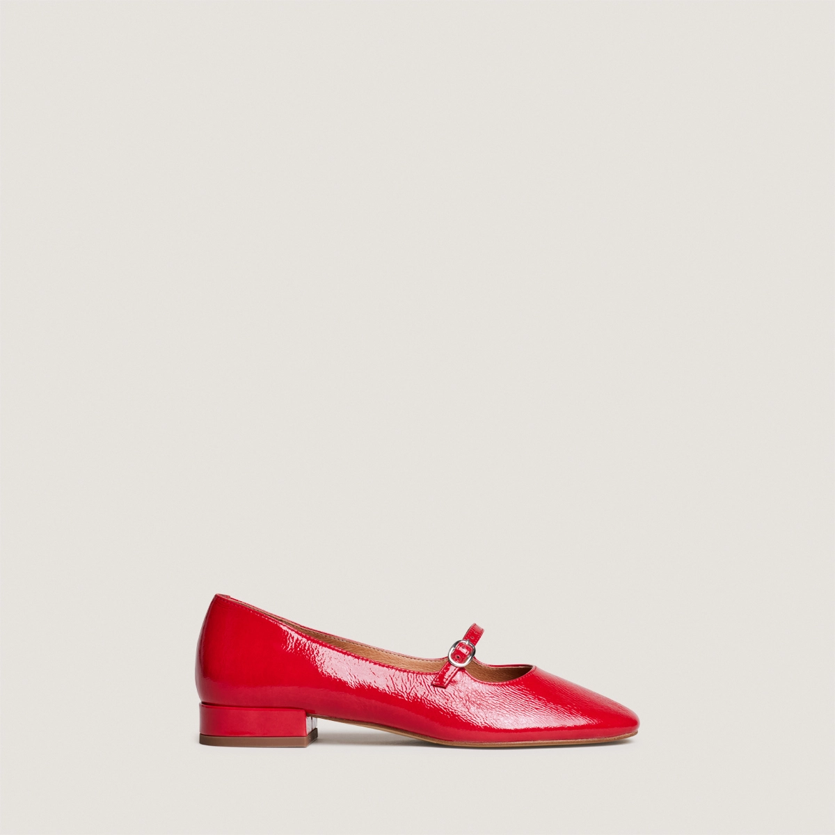 Square-toed ballet flats in berry red pleated patent leather | DIV