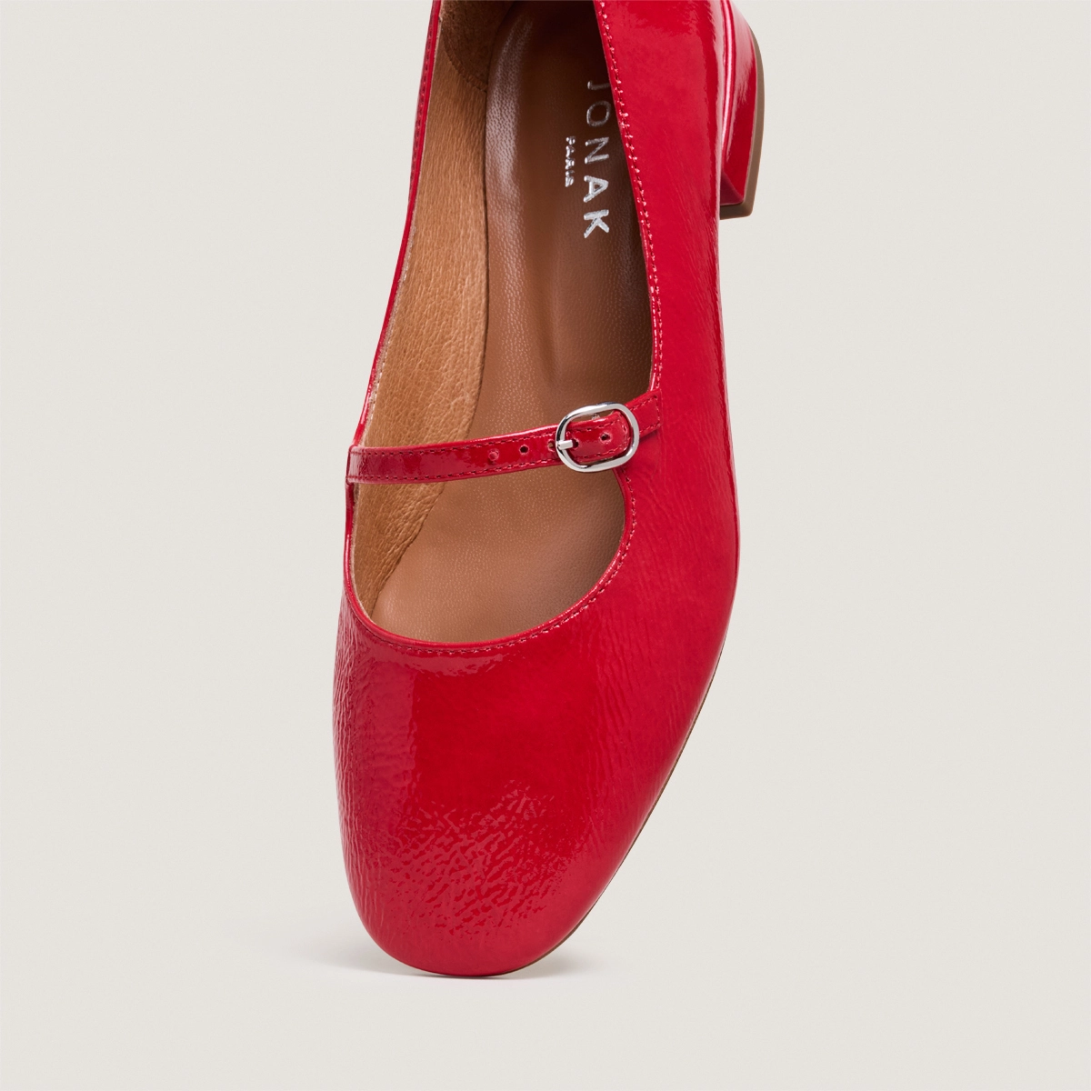 Square-toed ballet flats in berry red pleated patent leather | DIV
