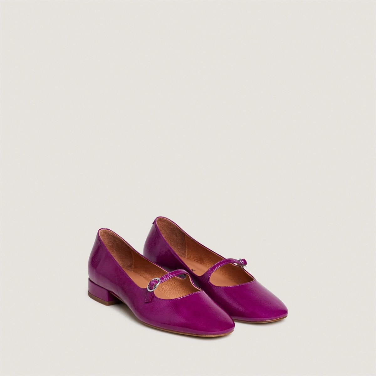 Square-toed ballet flats in purple pleated patent leather | DIV