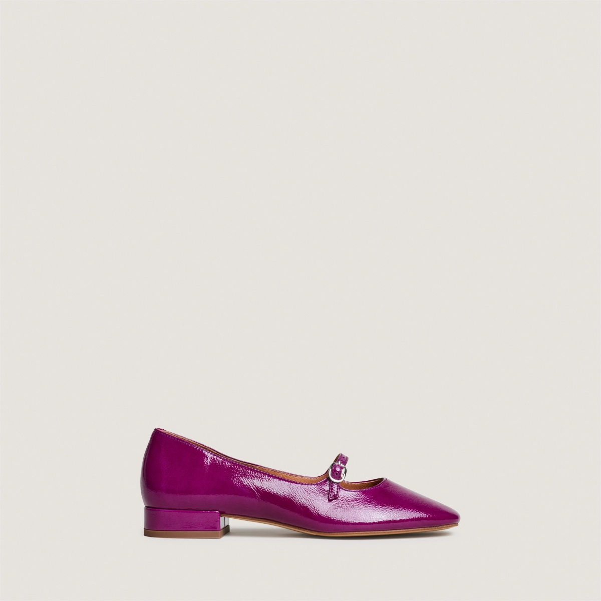 Square-toed ballet flats in purple pleated patent leather | DIV