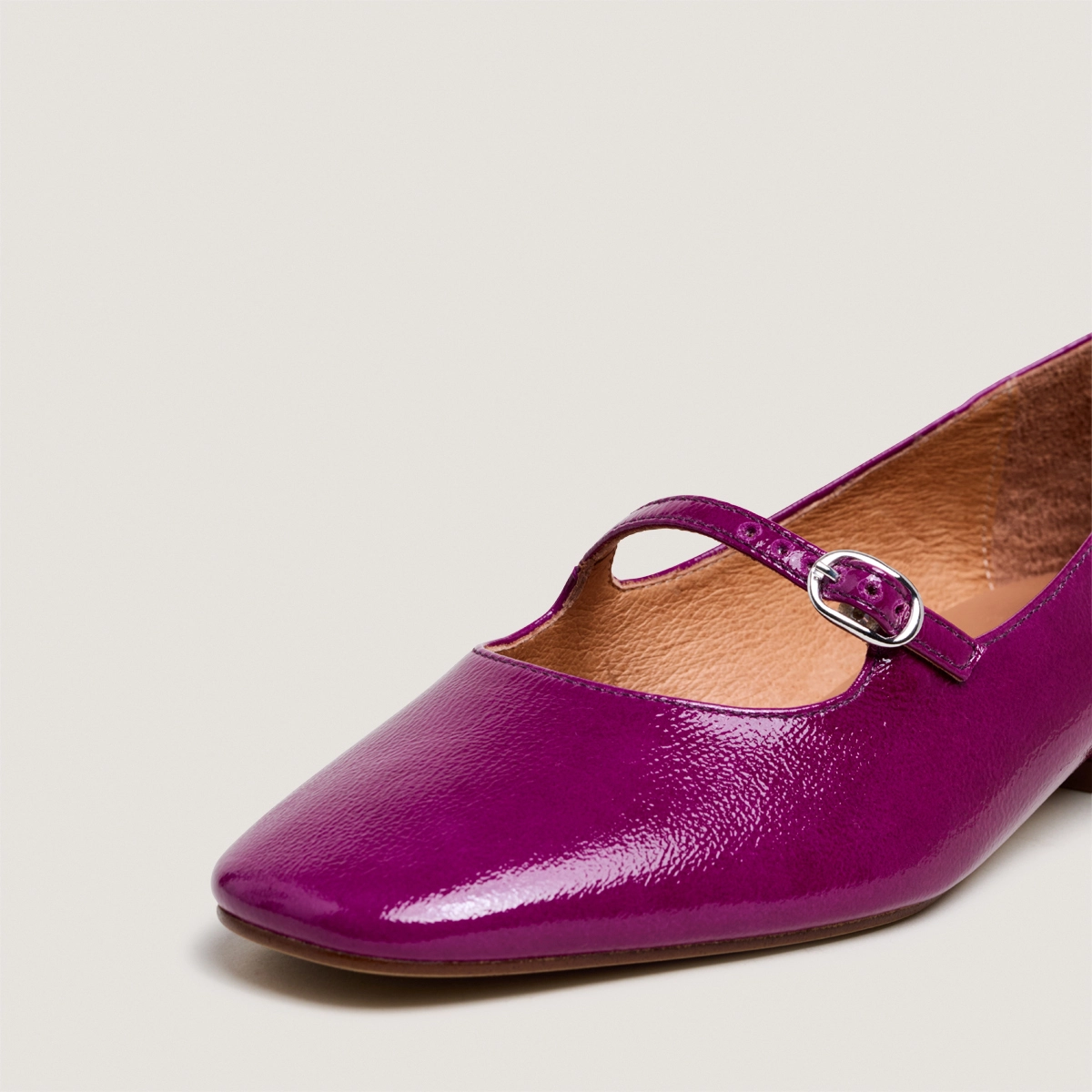 Square-toed ballet flats in purple pleated patent leather | DIV