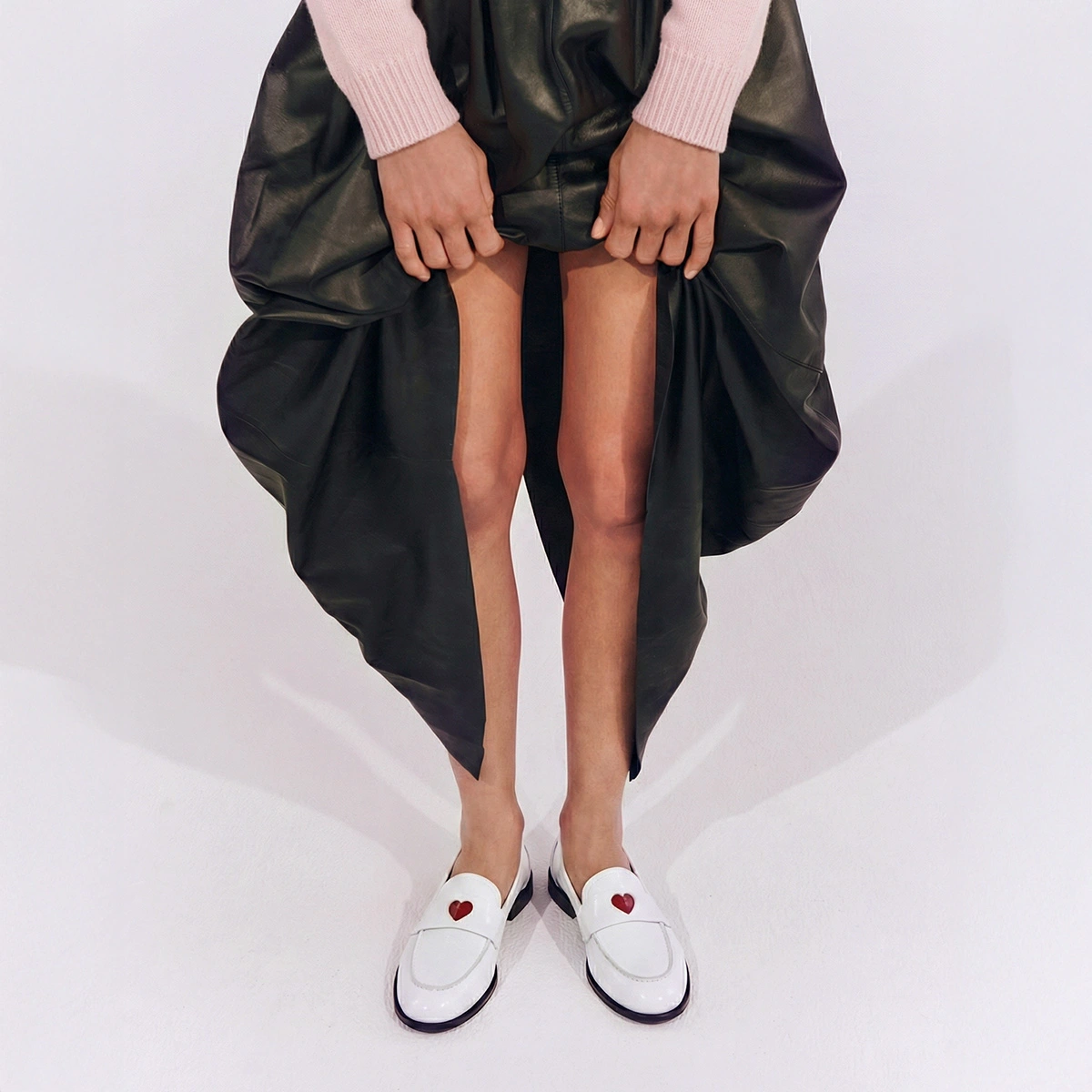 Round-toed loafers with heart details in dusty white pleated patent leather | DONJUAN