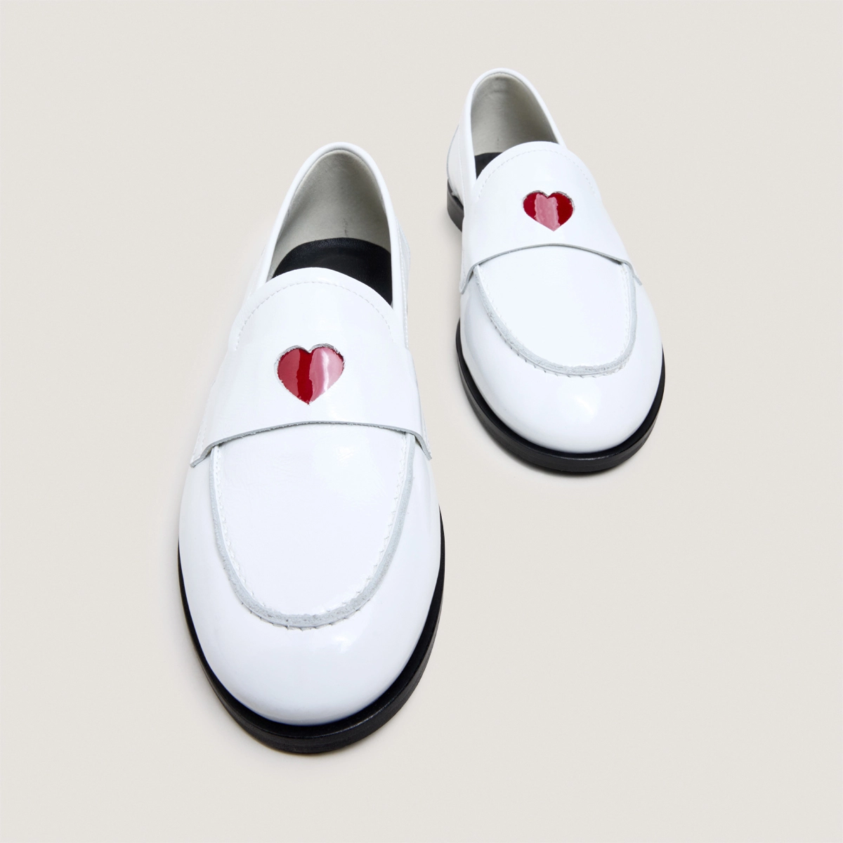 Round-toed loafers with heart details in dusty white pleated patent leather | DONJUAN