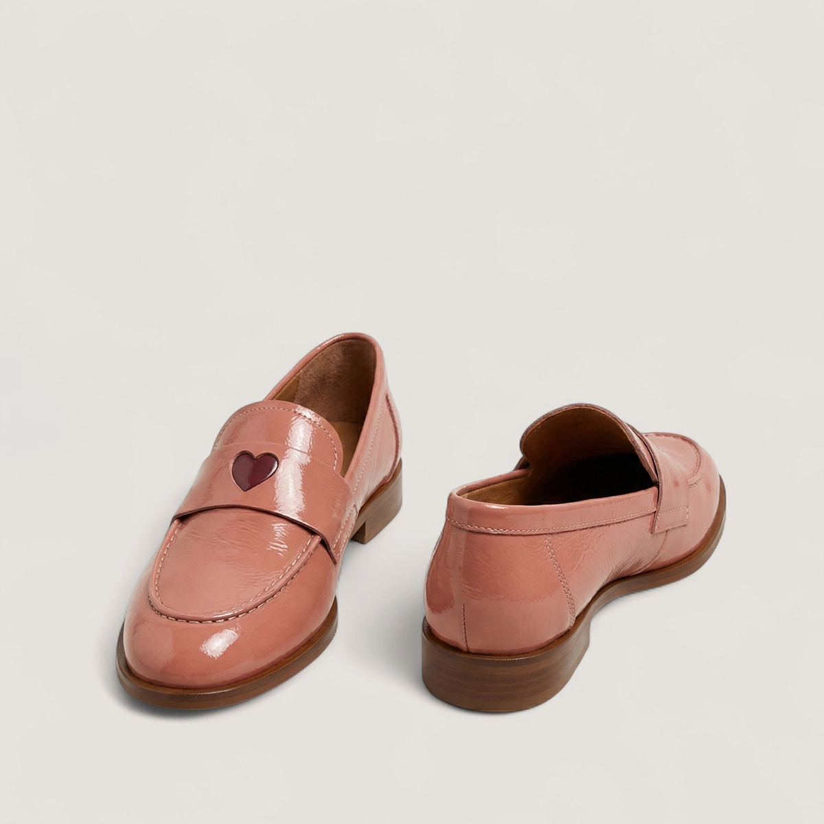 Round-toed loafers with heart details in dusty rose pleated patent leather | DONJUAN