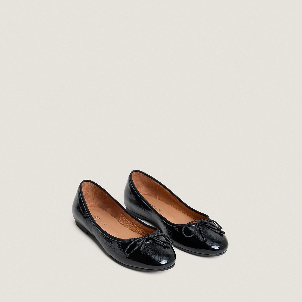Lace-up ballet flats in black pleated patent leather | DALLERINE