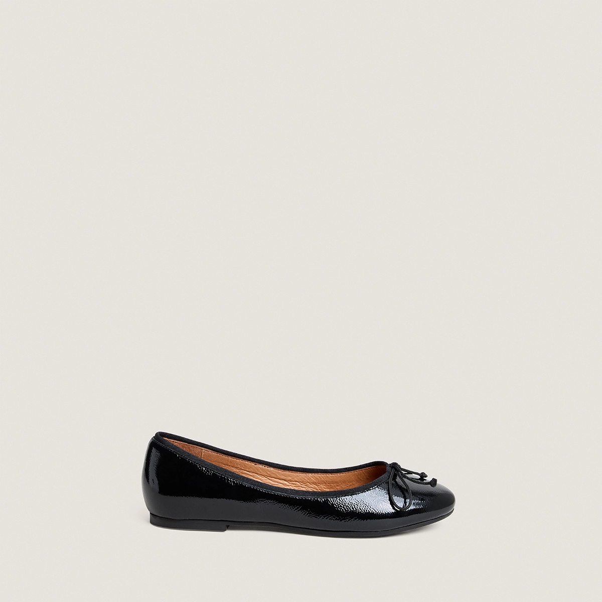 Lace-up ballet flats in black pleated patent leather | DALLERINE