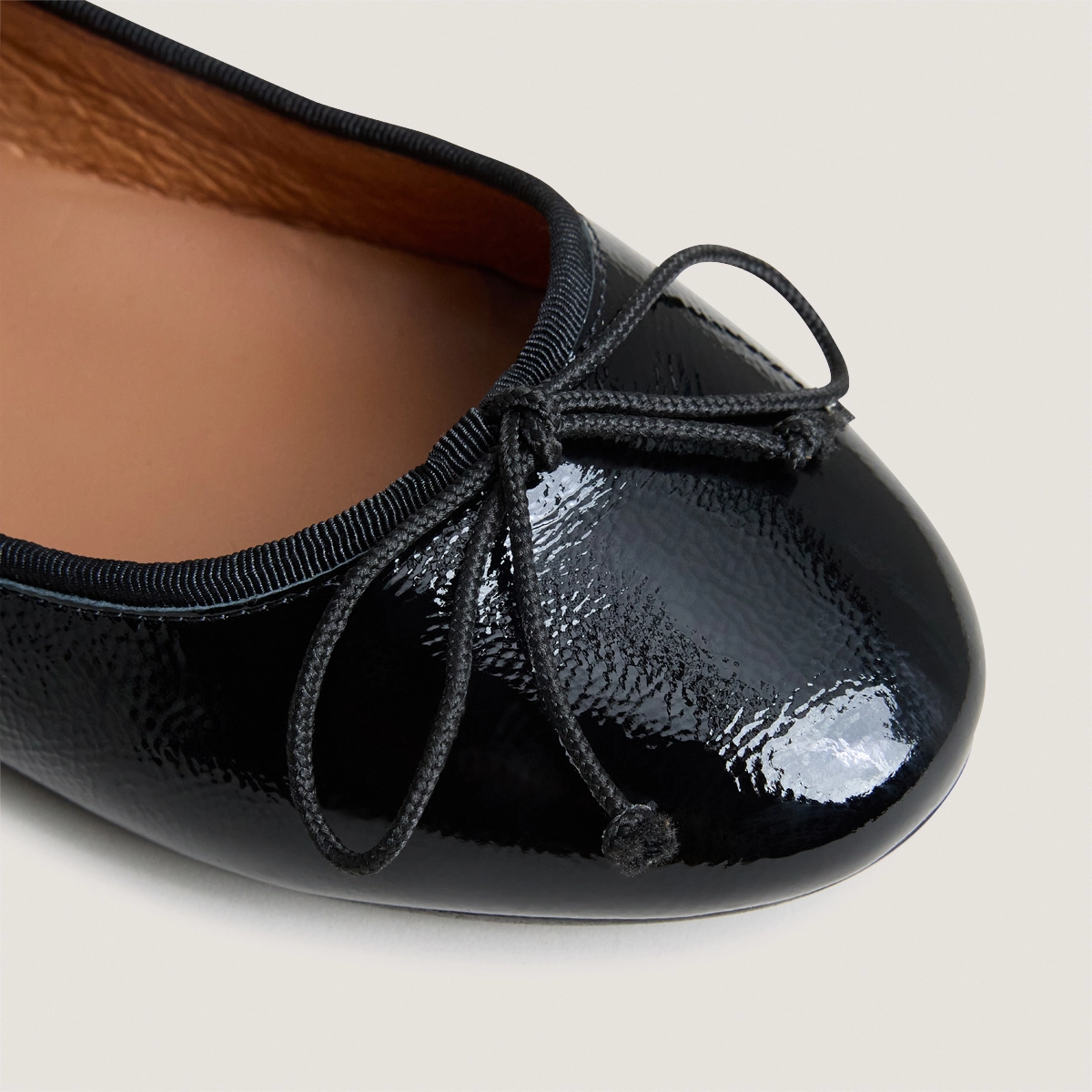 Lace-up ballet flats in black pleated patent leather | DALLERINE