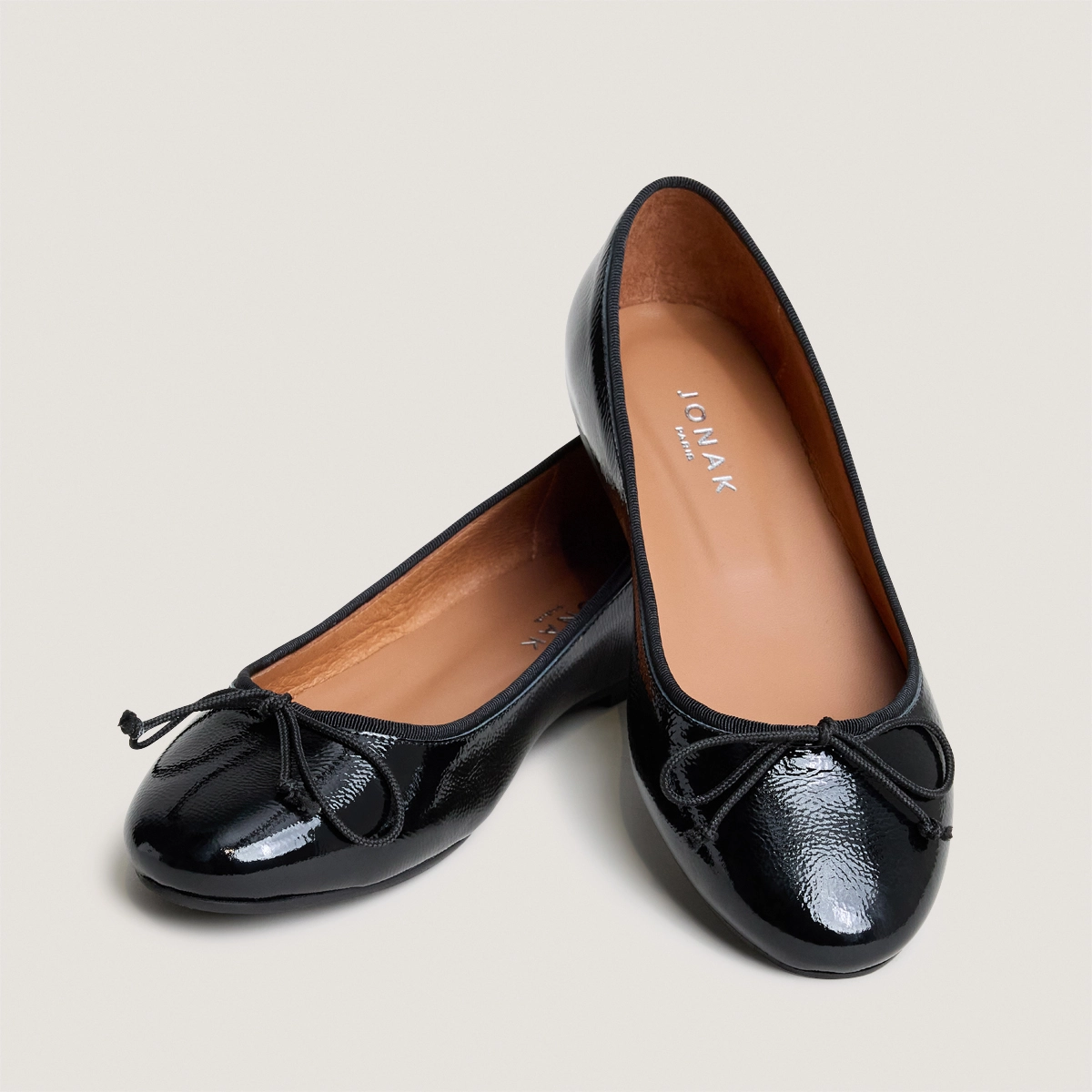 Lace-up ballet flats in black pleated patent leather | DALLERINE