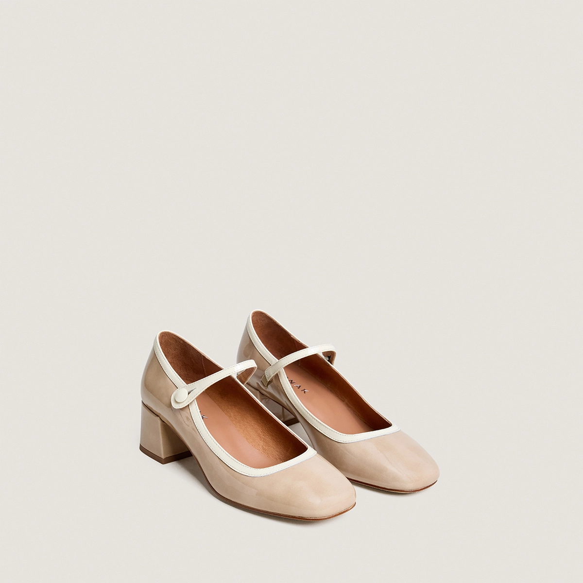 Square-toe heeled Mary Janes in beige and ecru patent leather | DONZAI
