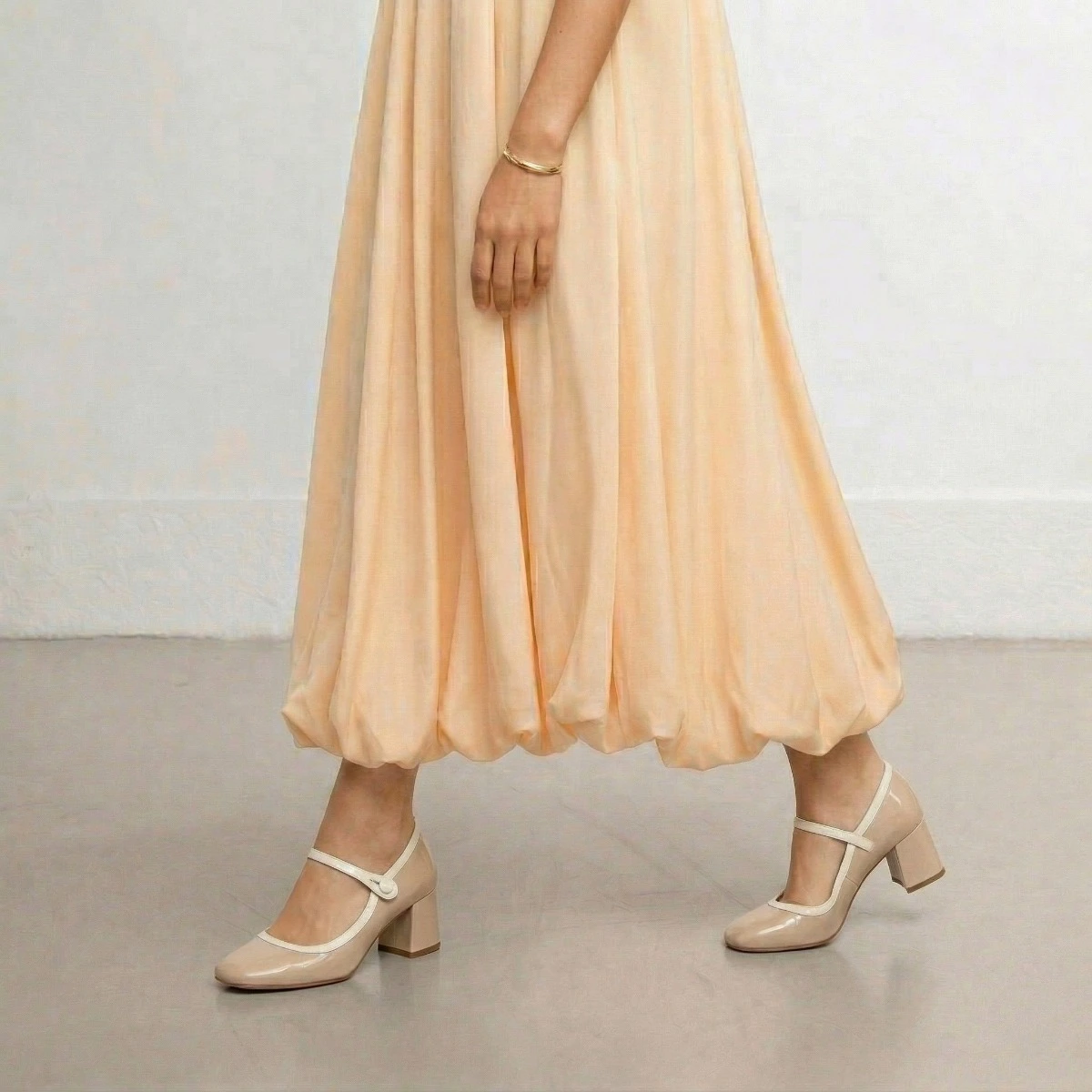 Square-toe heeled Mary Janes in beige and ecru patent leather | DONZAI