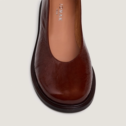 Small-heeled ballet flats with round toes in brown shiny leather | daurelia