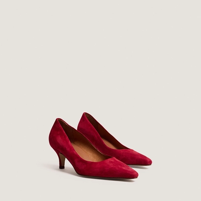 Pointed-toe pumps in berry red suede | debrief