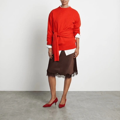 Pointed-toe pumps in berry red suede | debrief