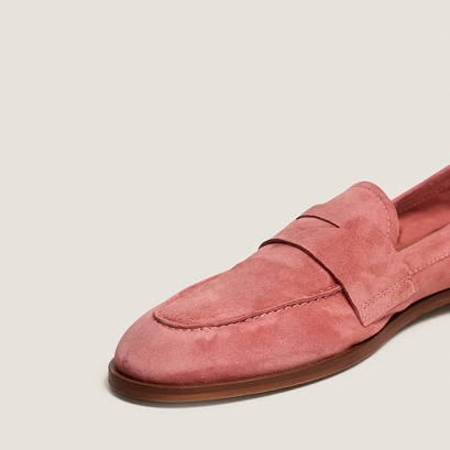 Round-toed loafers in dusty rose suede | thelma