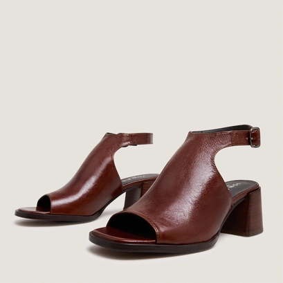Heeled sandals with an open back in brown patent leather | benita