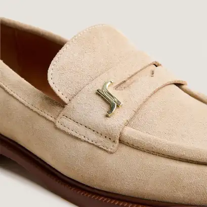 Round-toe monogram loafers in sand split leather | duedi