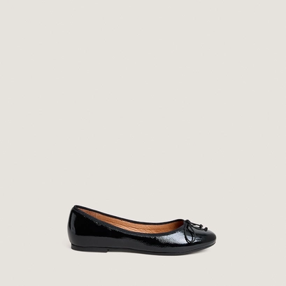 Lace-up ballet flats in black pleated patent leather | dallerine