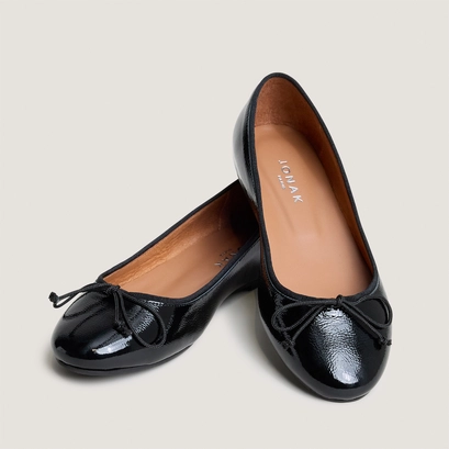 Lace-up ballet flats in black pleated patent leather | dallerine