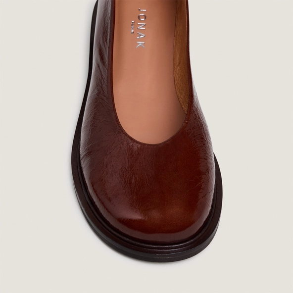 Small-heeled ballet flats with round toes in brown shiny leather | DAURELIA