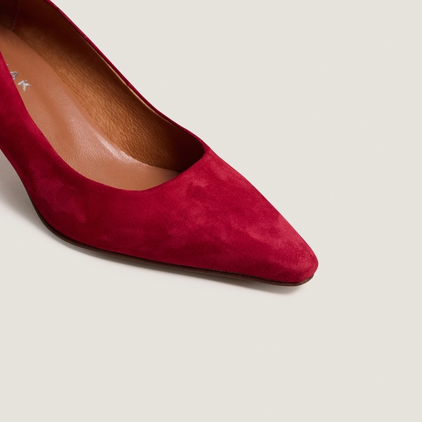 Pointed-toe pumps in berry red suede | DEBRIEF