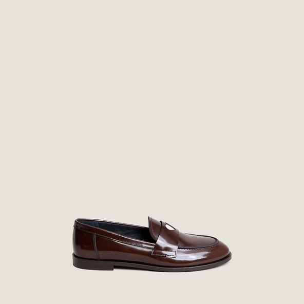 Round-toed loafers with heart details in brown glazed leather | DONJUAN