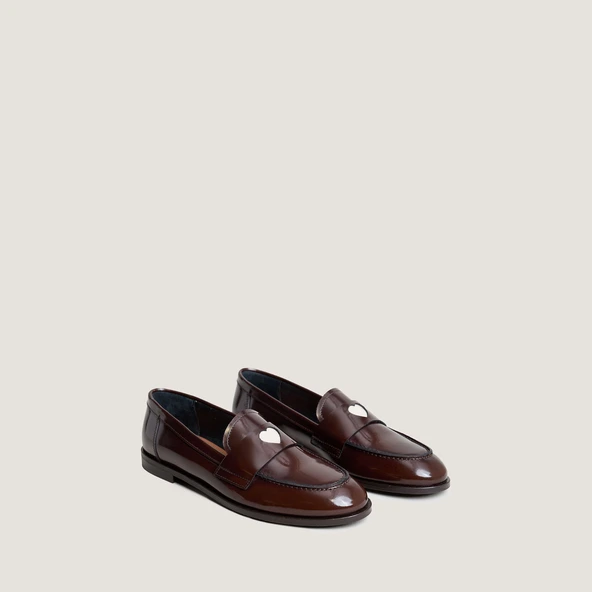 Round-toed loafers with heart details in brown glazed leather | DONJUAN