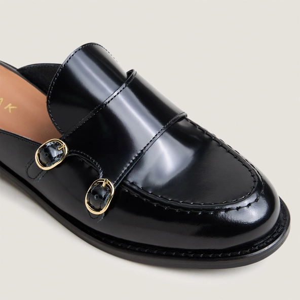 Round-toed mules in black glazed leather | DISTANT
