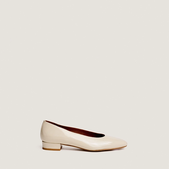 Oval-toe ballet flats in ecru pleated patent leather | DUA
