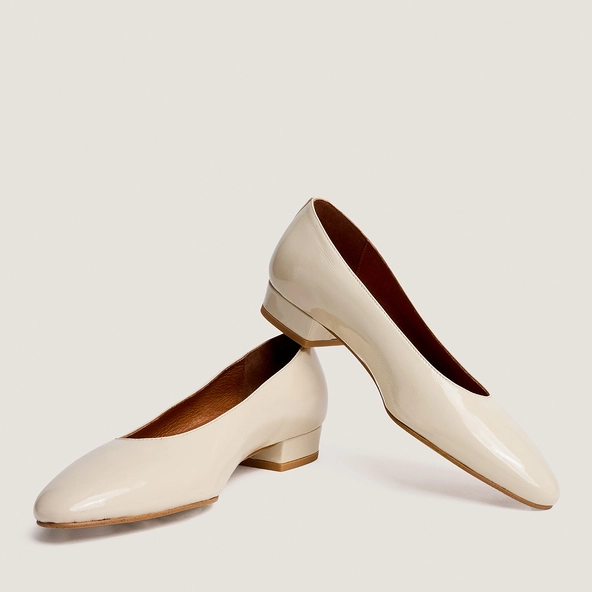 Oval-toe ballet flats in ecru pleated patent leather | DUA