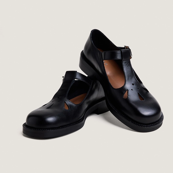Adjustable-buckle ballet flats in black leather | DUSK