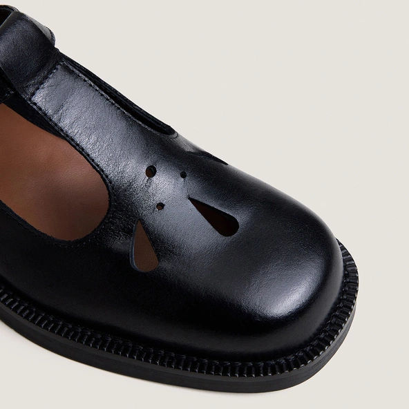 Adjustable-buckle ballet flats in black leather | DUSK