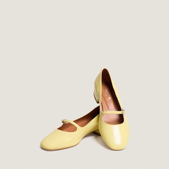 Square-toed ballet flats in pale yellow pleated patent leather | DIV
