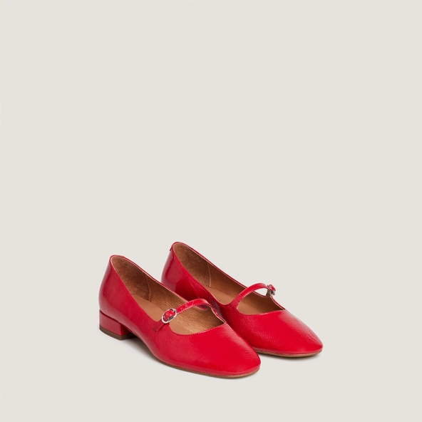 Square-toed ballet flats in berry red pleated patent leather | DIV