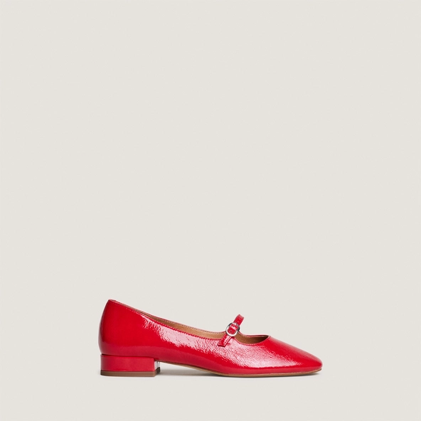 Square-toed ballet flats in berry red pleated patent leather | DIV