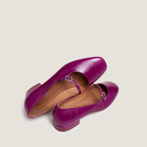 Square-toed ballet flats in purple pleated patent leather | DIV
