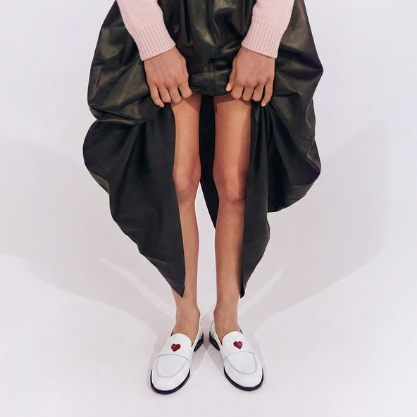 Round-toed loafers with heart details in dusty white pleated patent leather | DONJUAN