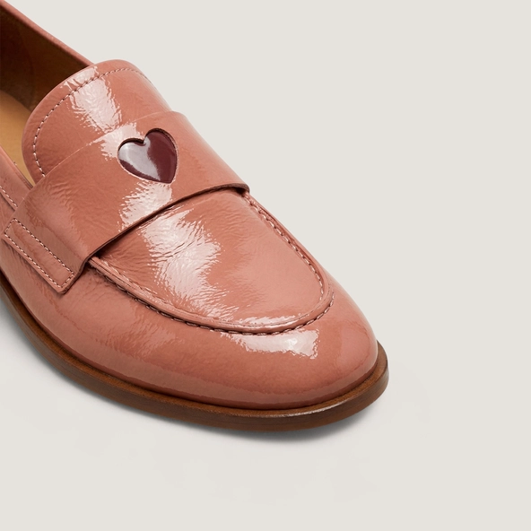 Round-toed loafers with heart details in dusty rose pleated patent leather | DONJUAN