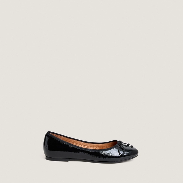 Lace-up ballet flats in black pleated patent leather | DALLERINE