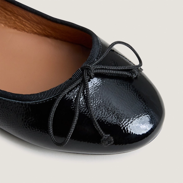 Lace-up ballet flats in black pleated patent leather | DALLERINE