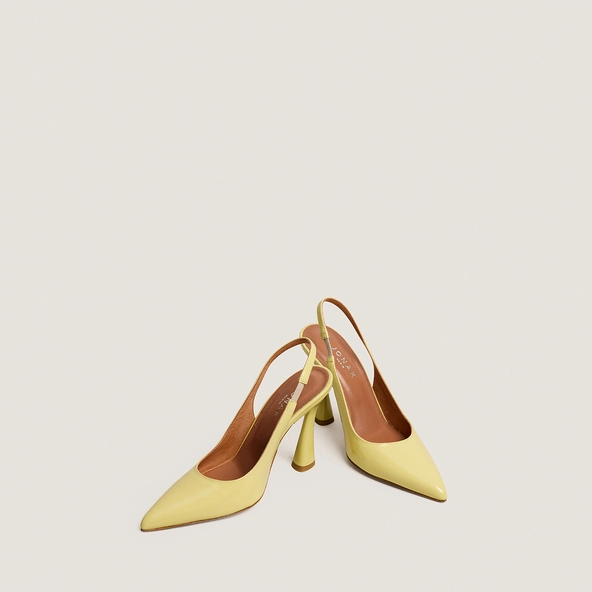 Pointed-toe slingback pumps in pale yellow pleated patent leather | DRESSY
