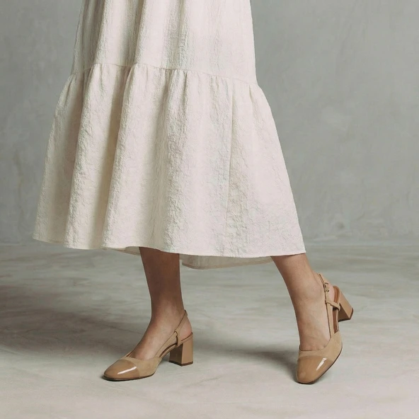 Heeled slingbacks in camel patent leather and suede | DHAPOP