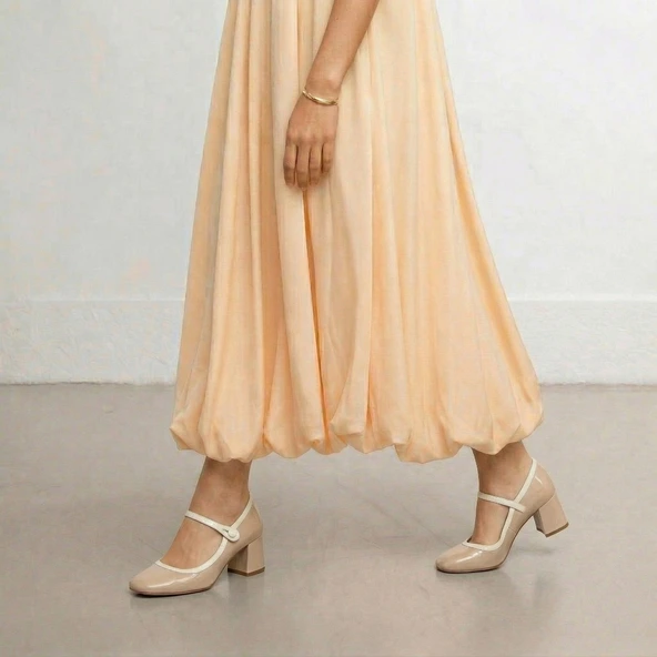 Square-toe heeled Mary Janes in beige and ecru patent leather | DONZAI