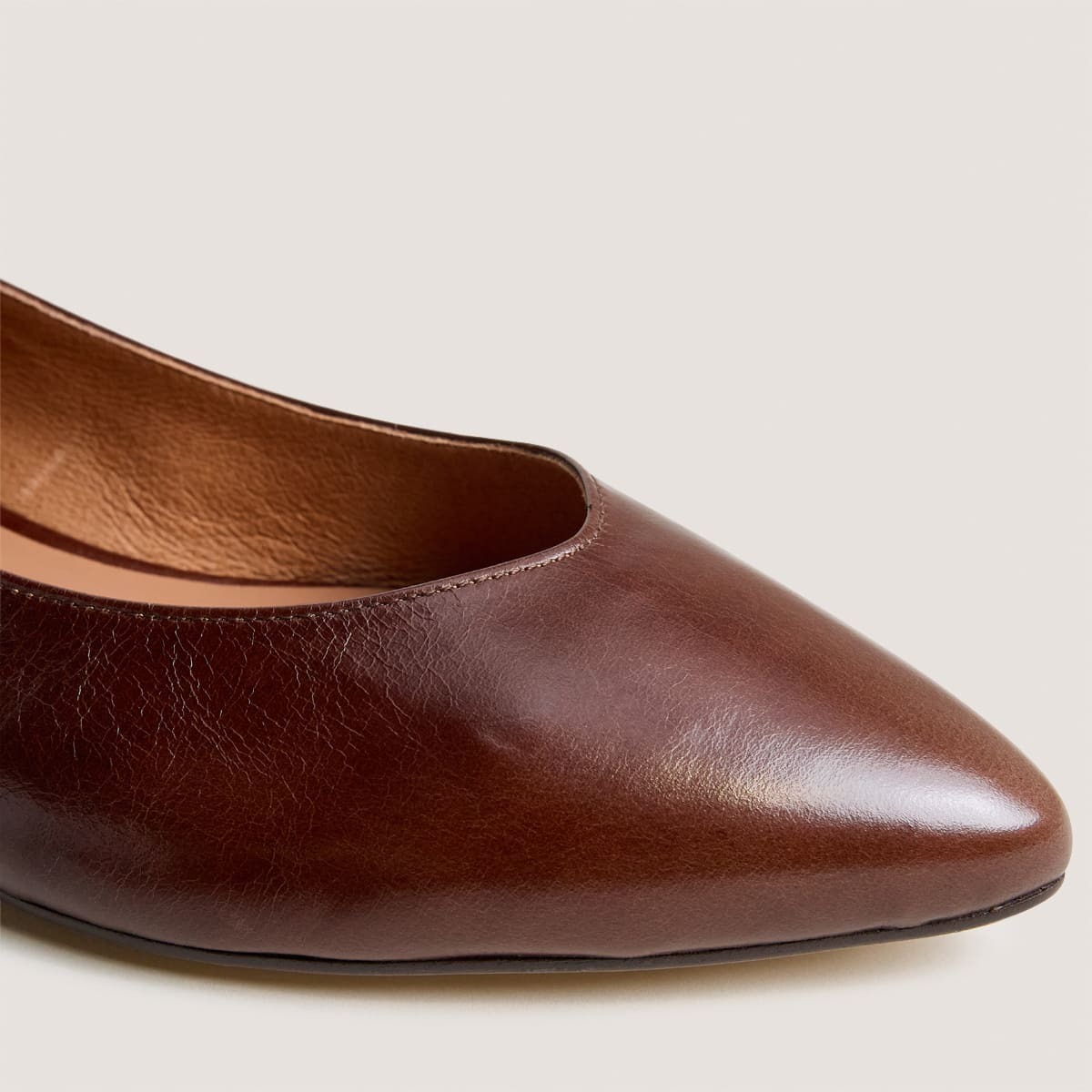 Pointed-toe ballet flats in brown aged leather | VENDY