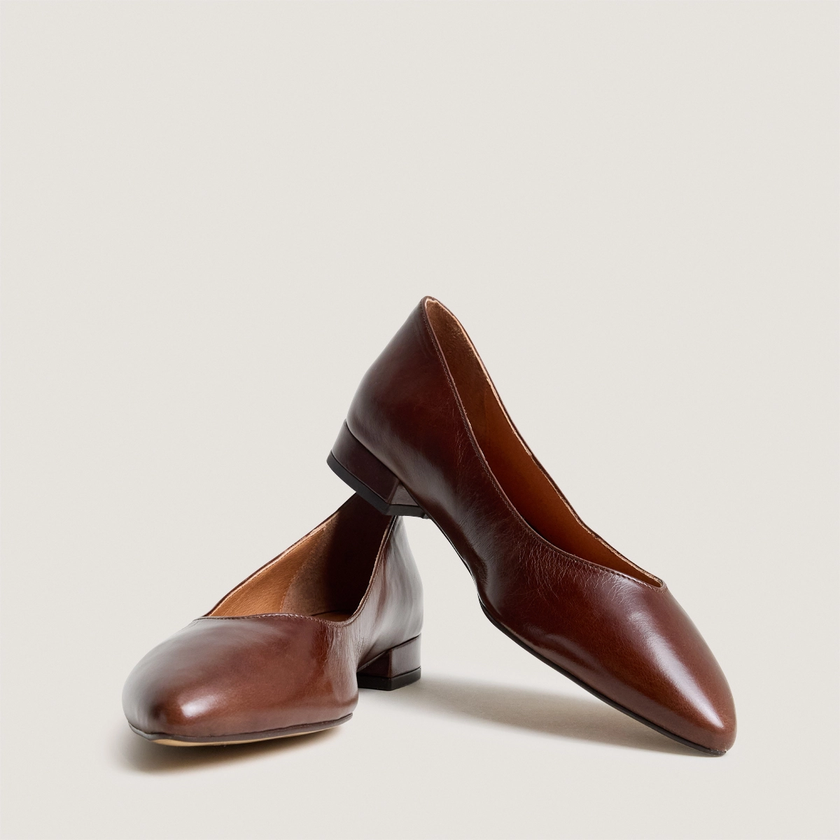 Pointed-toe ballet flats in brown aged leather | VENDY