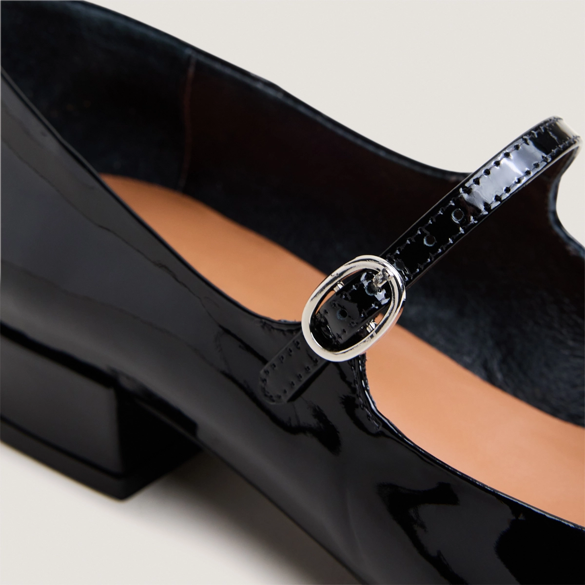 Low-heel mary janes in black patent leather | DESANCE